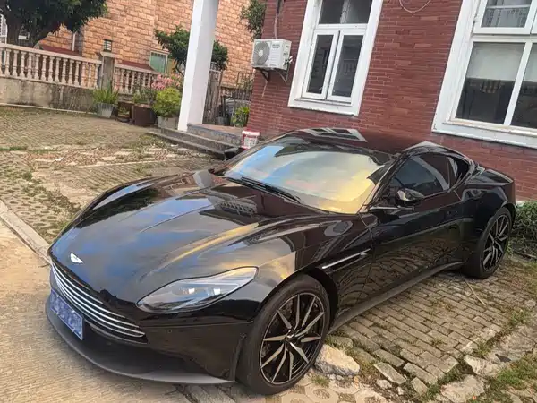 Aston Martin DB11 2023