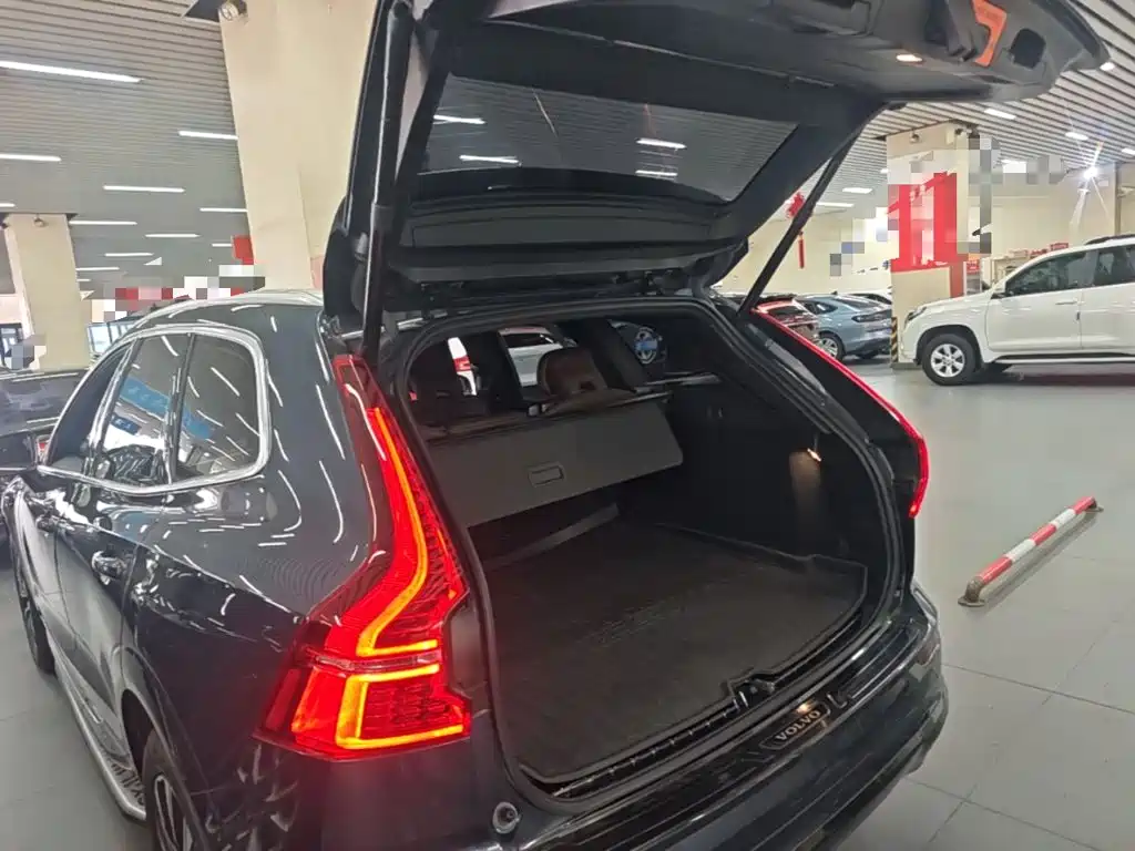 Volvo XC60 2023 — фото 19