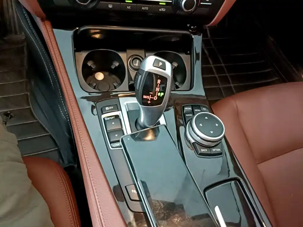 BMW 5 Series 2017 — фото 14