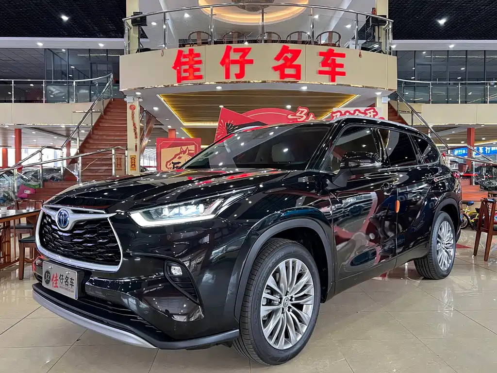 Toyota Highlander 2022 — фото 1