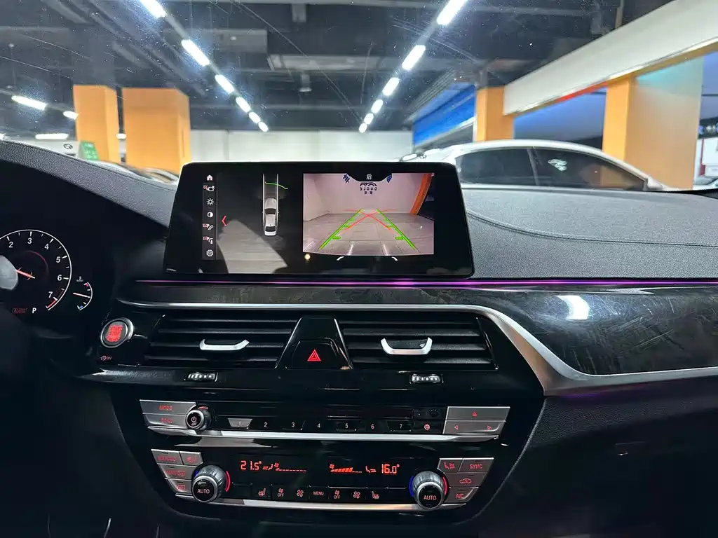 BMW 5 Series 2019 — фото 12
