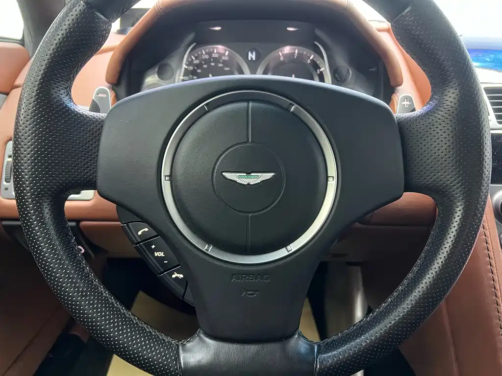 Aston Martin V8 Vantage 2012 — фото 11