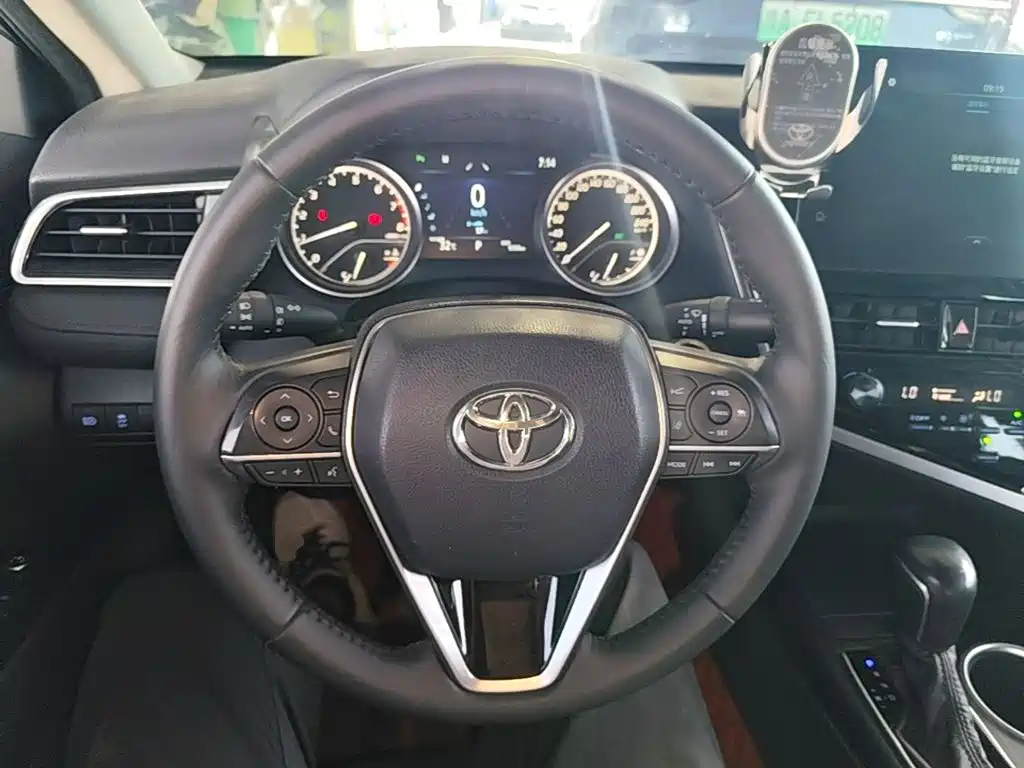 Toyota Camry 2022 — фото 11