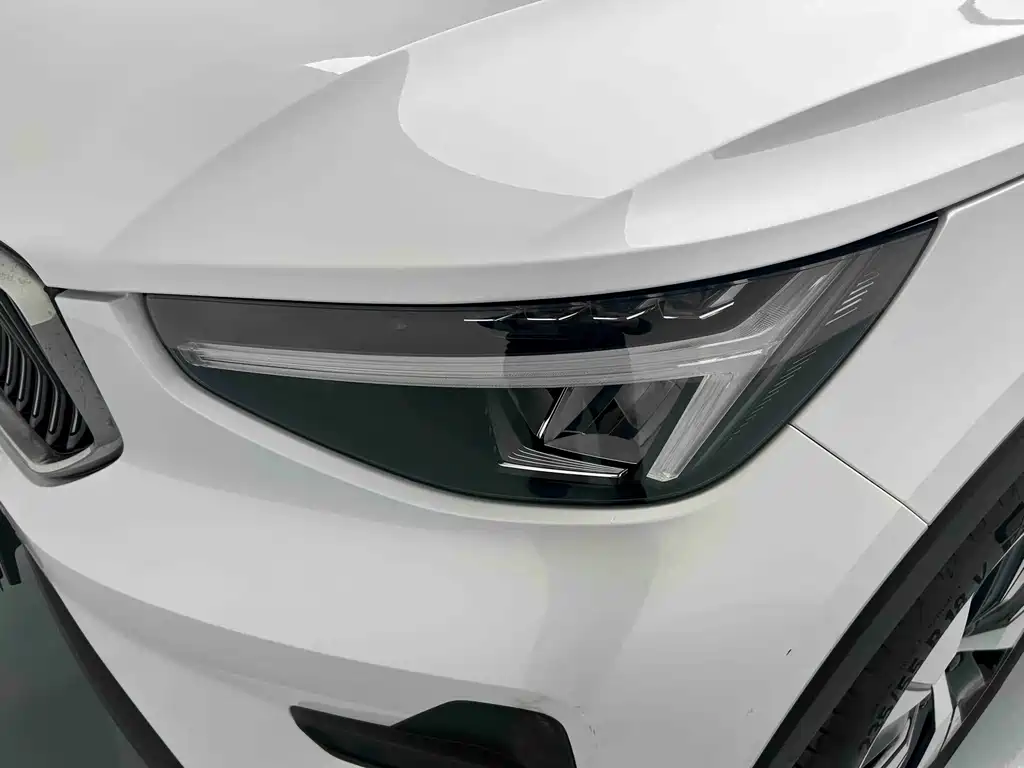Volvo XC40 2024 — фото 18