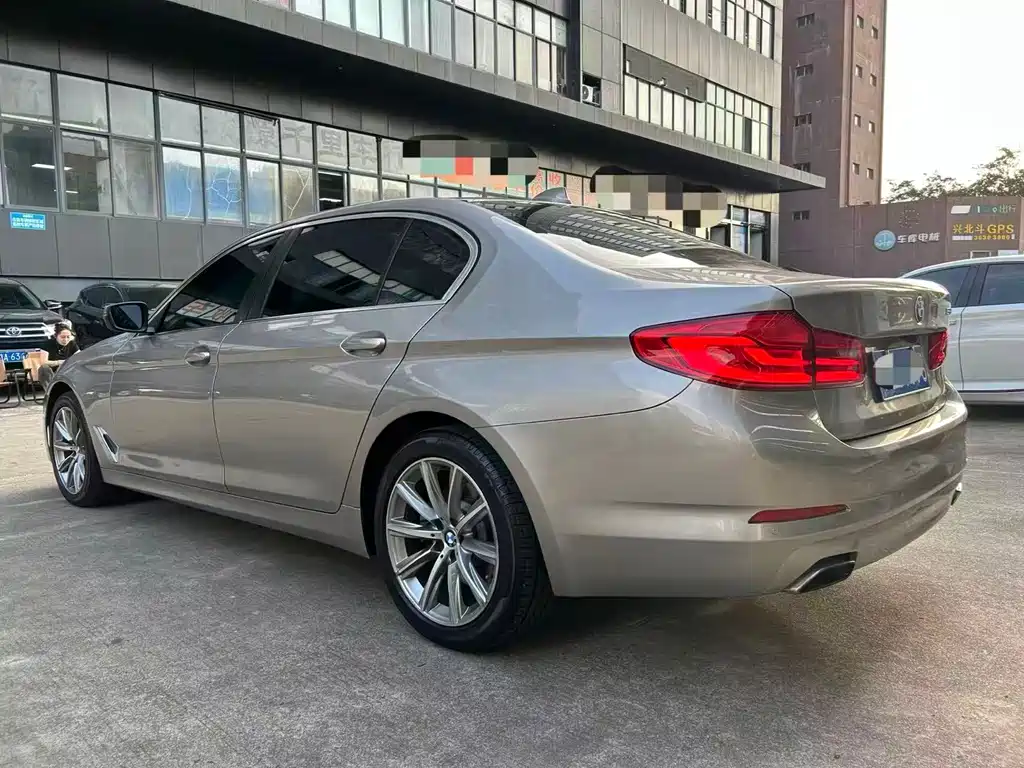 BMW 5 Series 2017 — фото 9