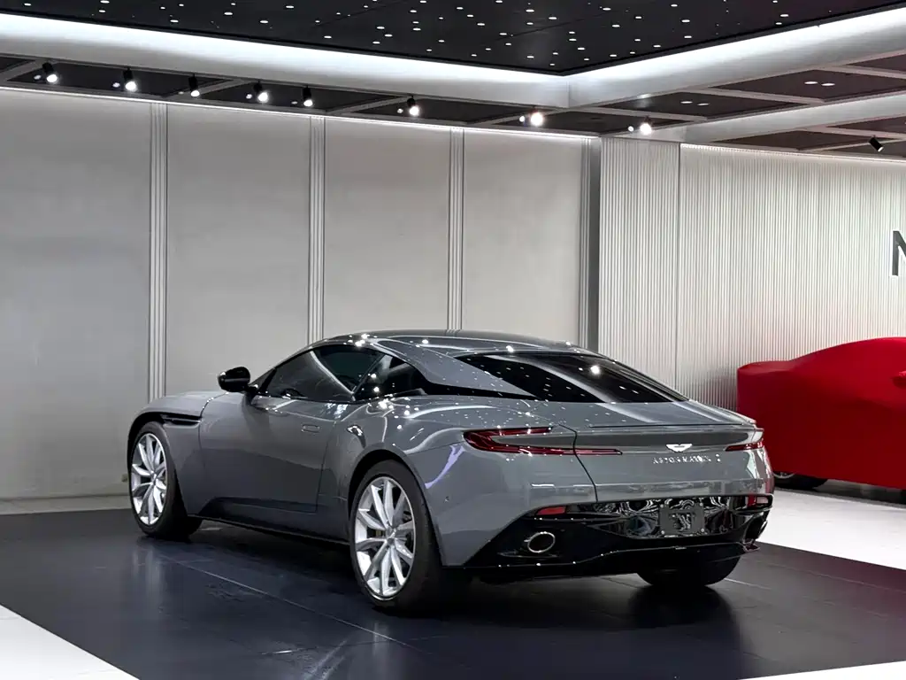Aston Martin DB11 2023 — фото 9
