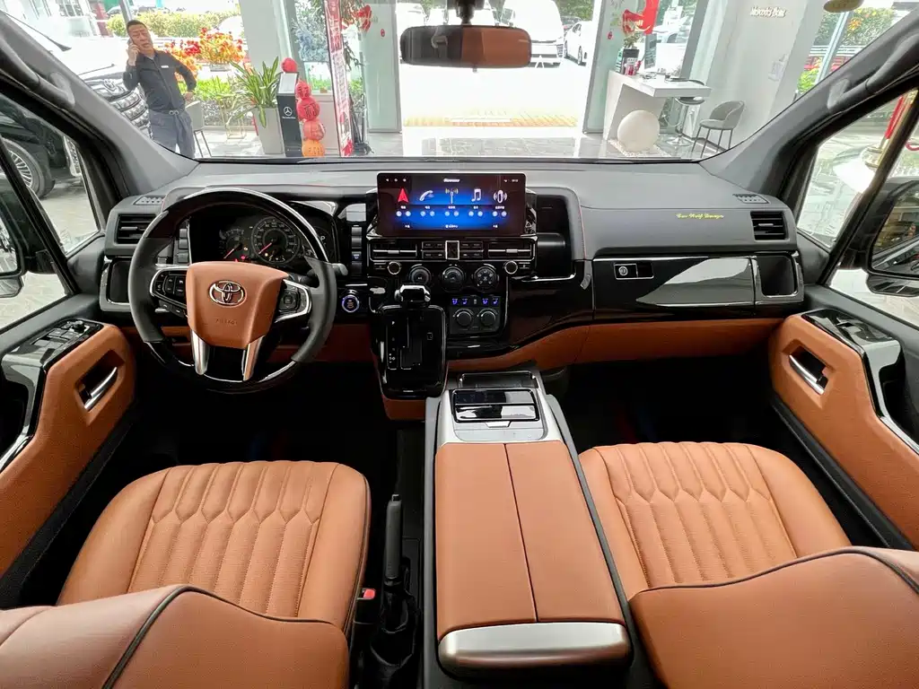 Toyota Hiace — фото 8