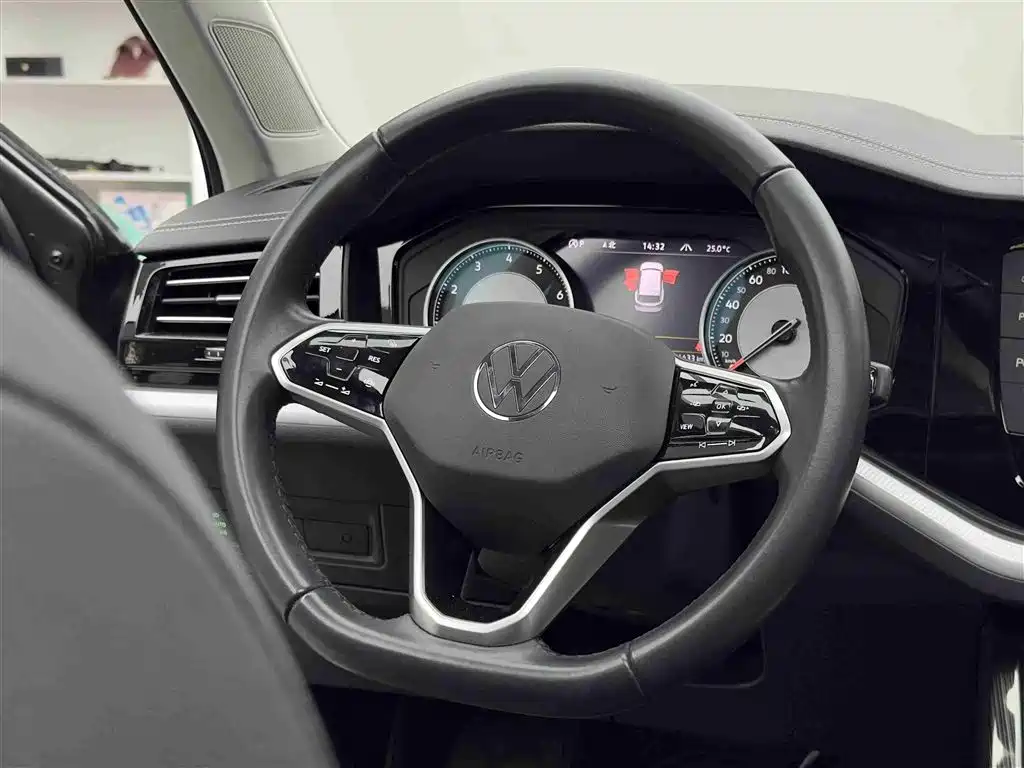 Volkswagen Touareg 2023 — фото 12