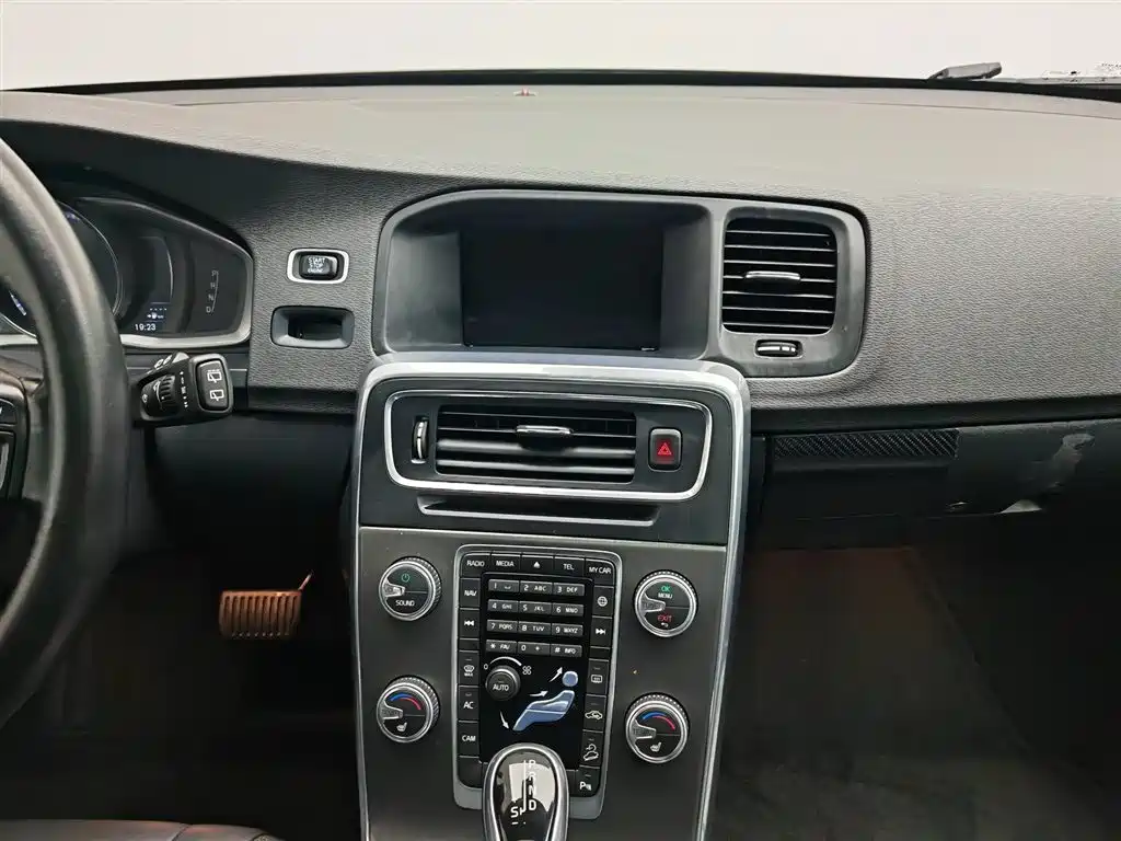 Volvo V60 2016 — фото 12