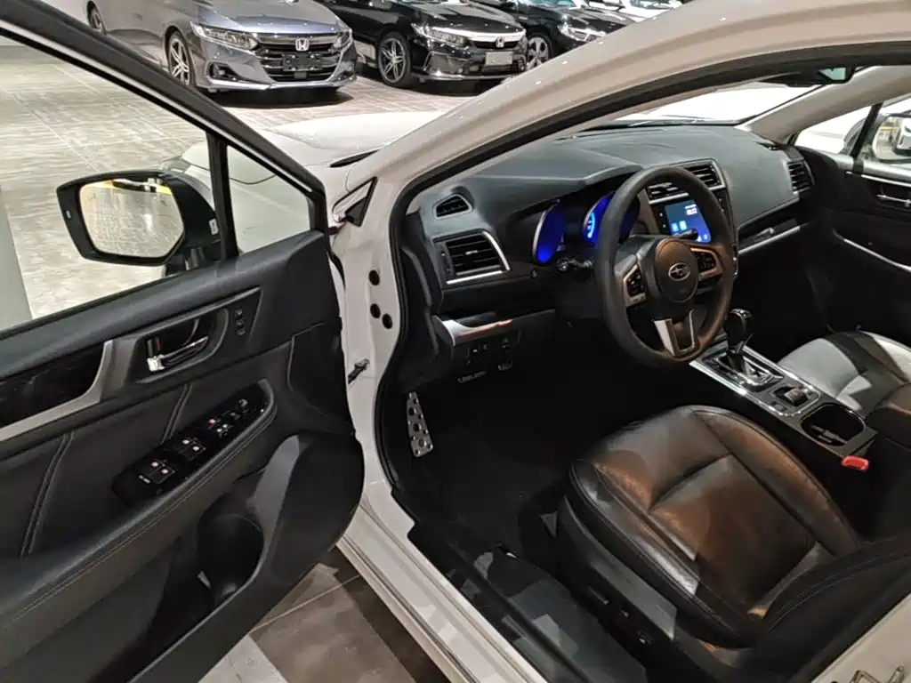 Subaru Legacy 2018 — фото 16