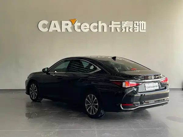 Lexus ES 2023