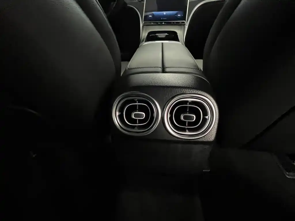 Mercedes-Benz C-Class 2024 — фото 16