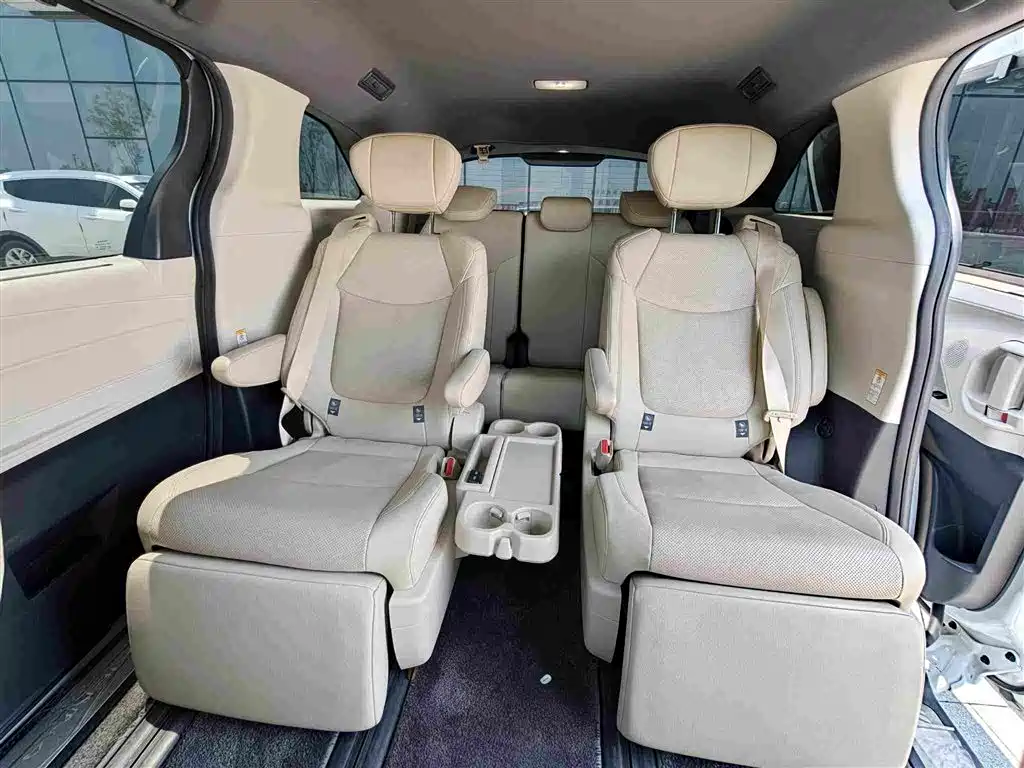 Toyota Sienna 2024 — фото 14