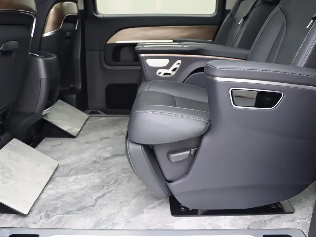 Mercedes-Benz V-Class 2024 — фото 15