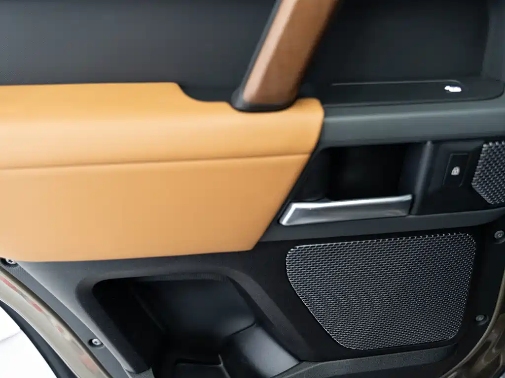 Land Rover Defender 2022 — фото 10