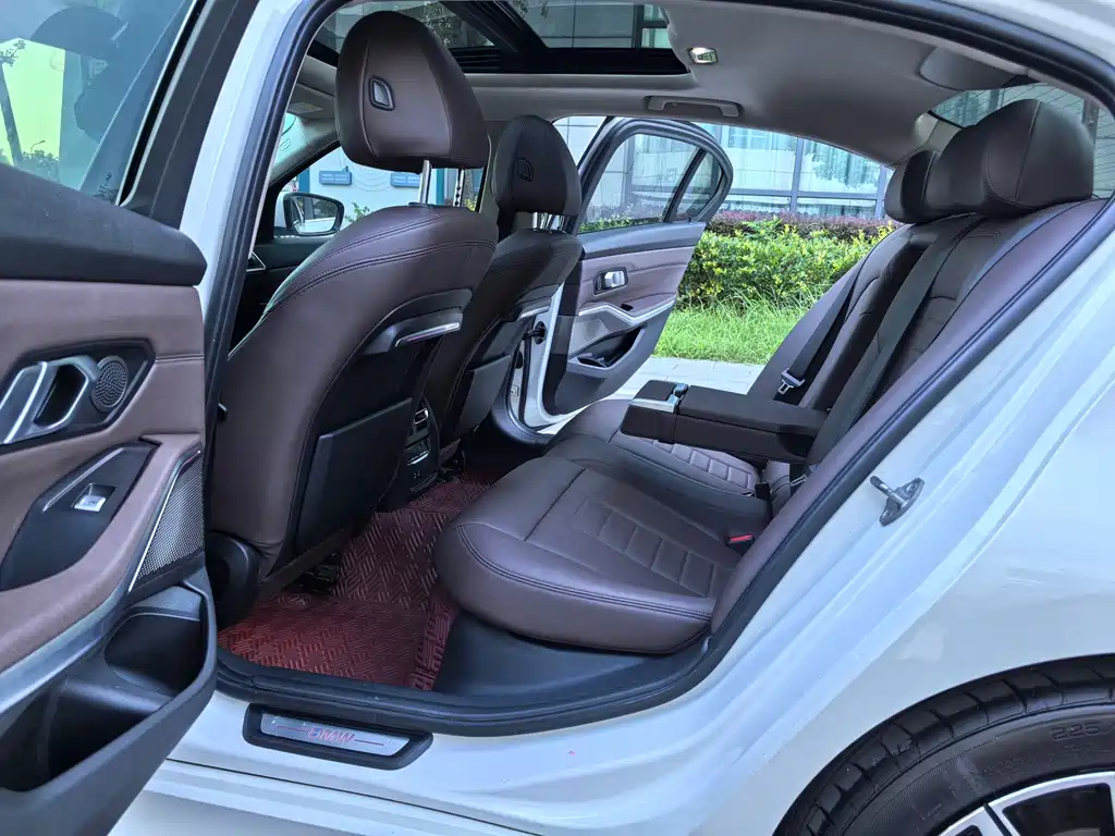 BMW 3 Series 2019 — фото 11