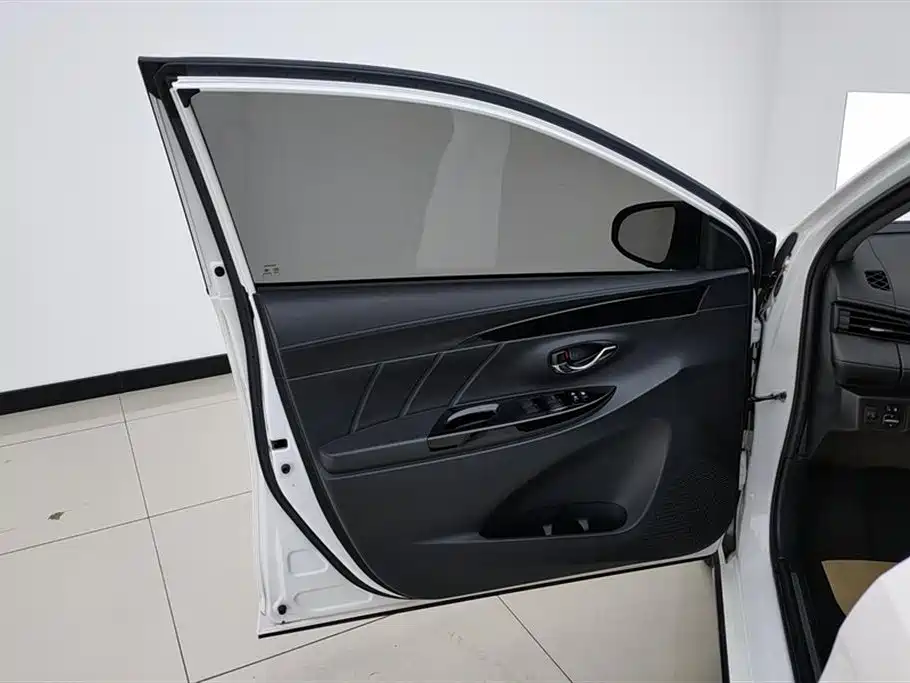 Toyota Yaris L 2021