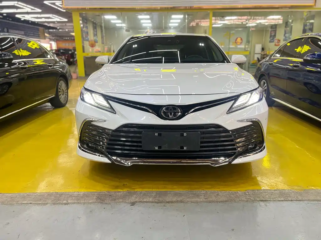 Toyota Camry 2023 — фото 1