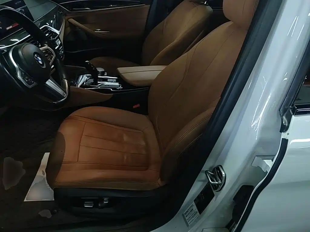 BMW 5 Series 2018 — фото 15
