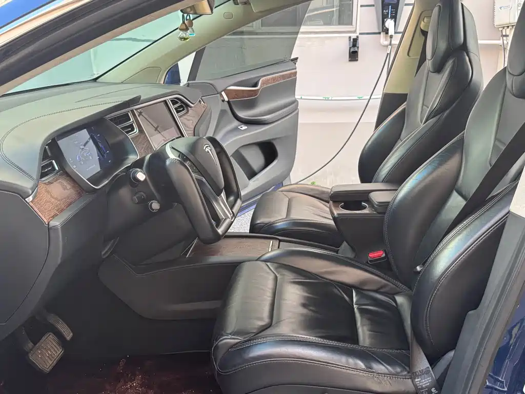 Tesla Model X 2017 — фото 11
