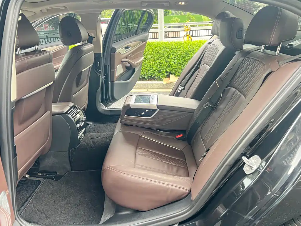 BMW 5 Series 2019 — фото 14