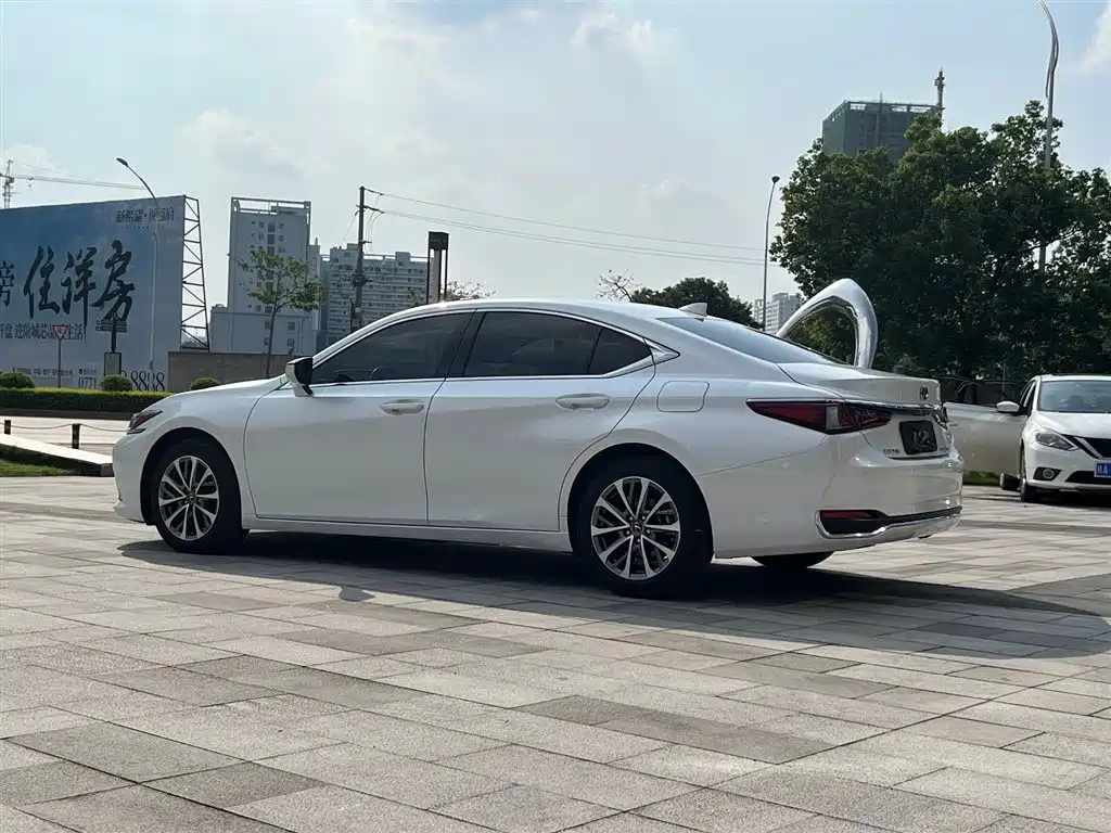 Lexus ES 2022