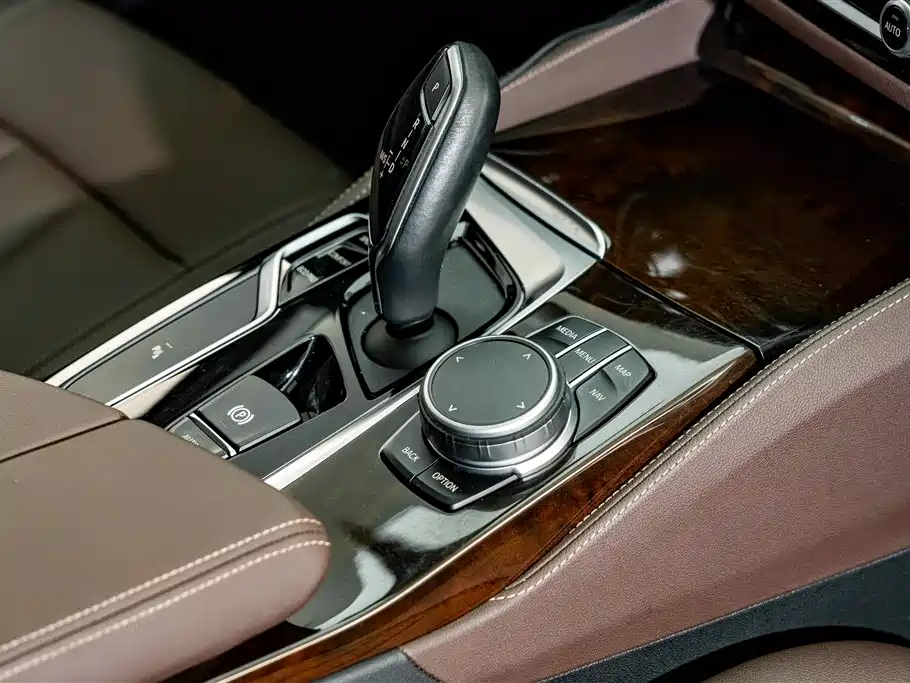 BMW 5 Series 2019 — фото 18