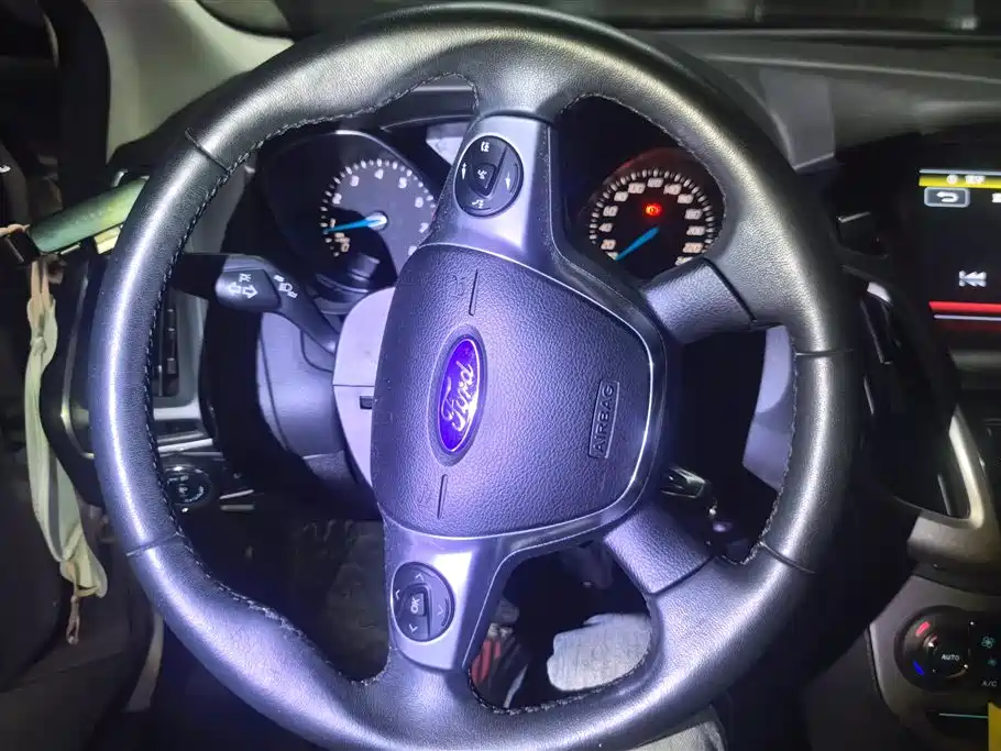 Ford Focus 2015 — фото 15