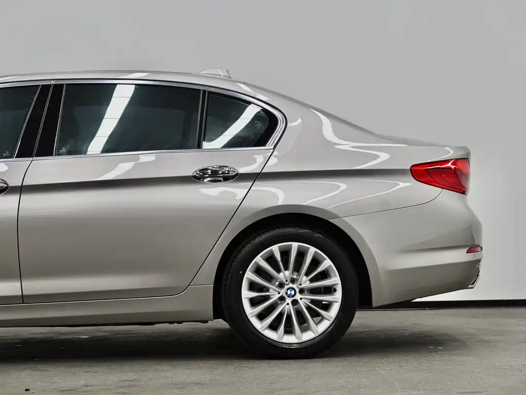 BMW 5 Series 2018 — фото 23