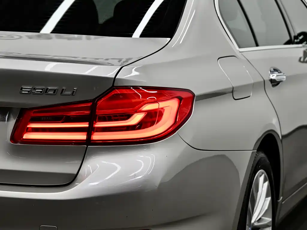 BMW 5 Series 2018 — фото 35