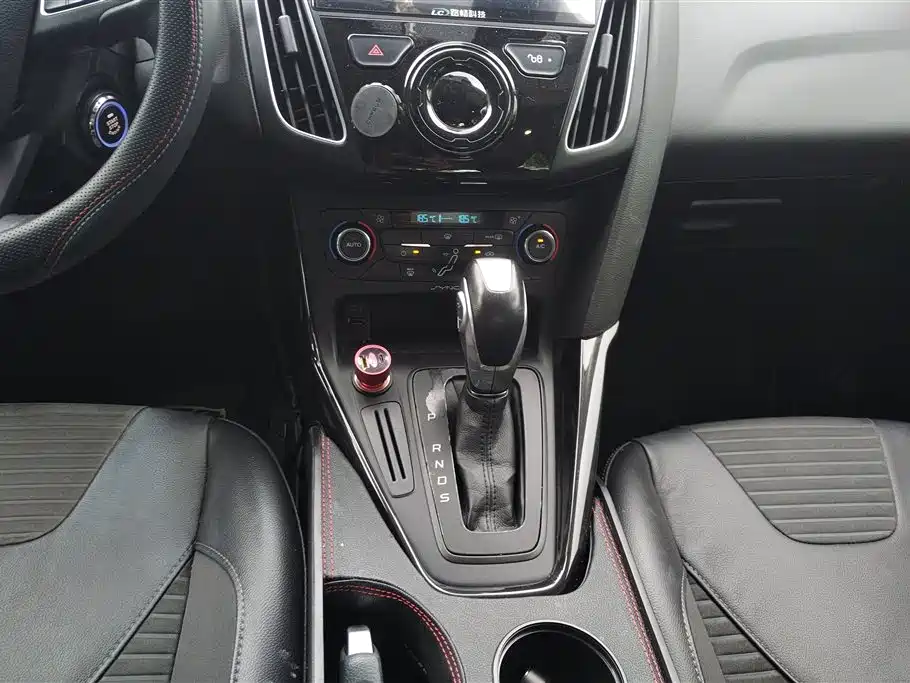 Ford Focus 2016 — фото 16