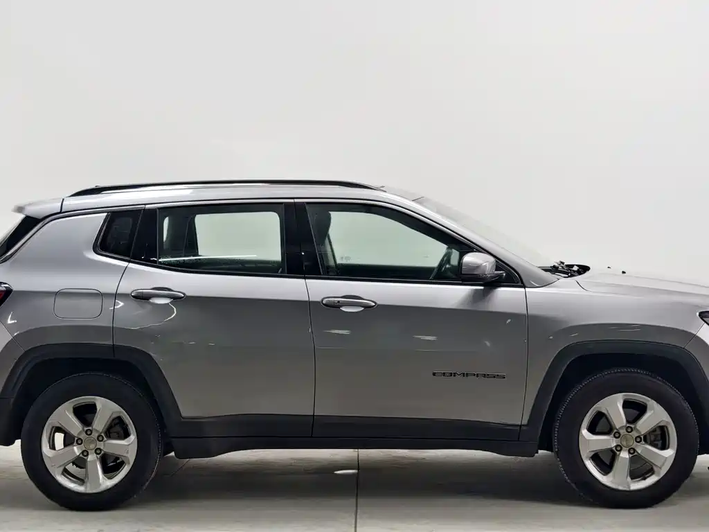 Jeep Compass 2018 — фото 8