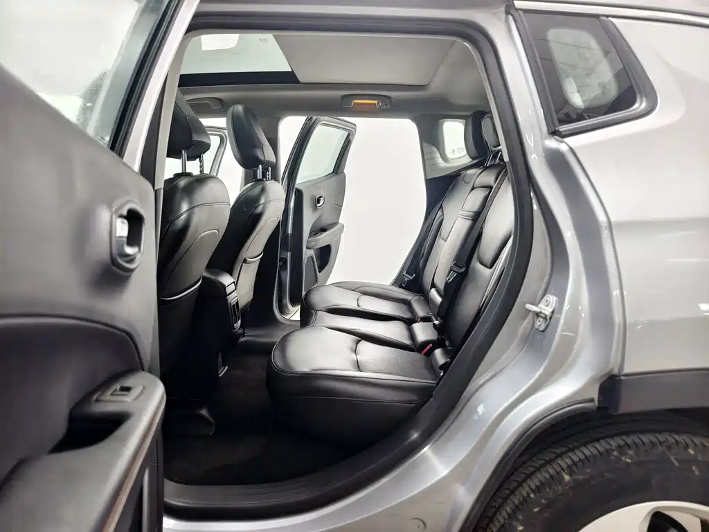 Jeep Compass 2018 — фото 13