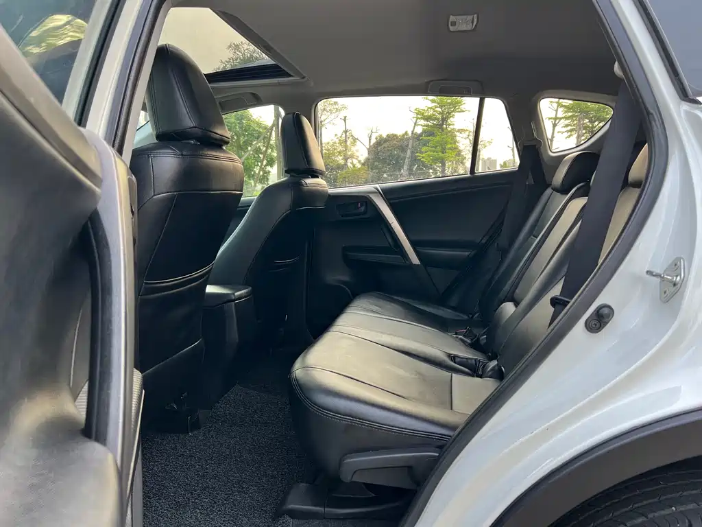 Toyota RAV4 2016 — фото 11