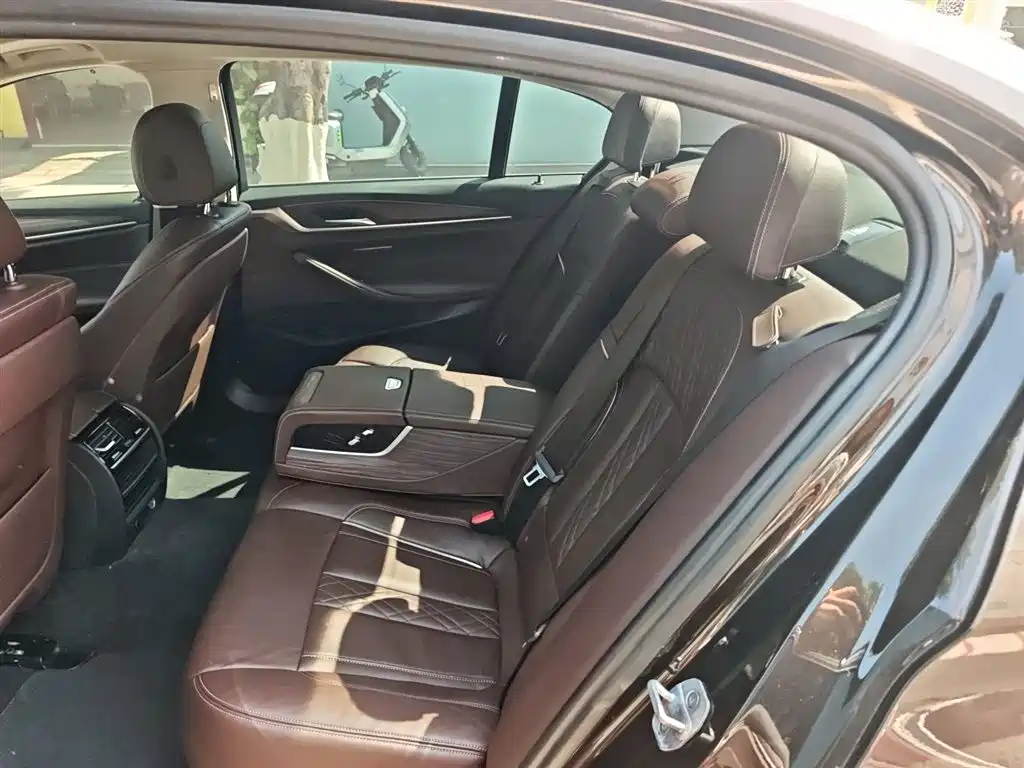 BMW 5 Series 2018 — фото 13