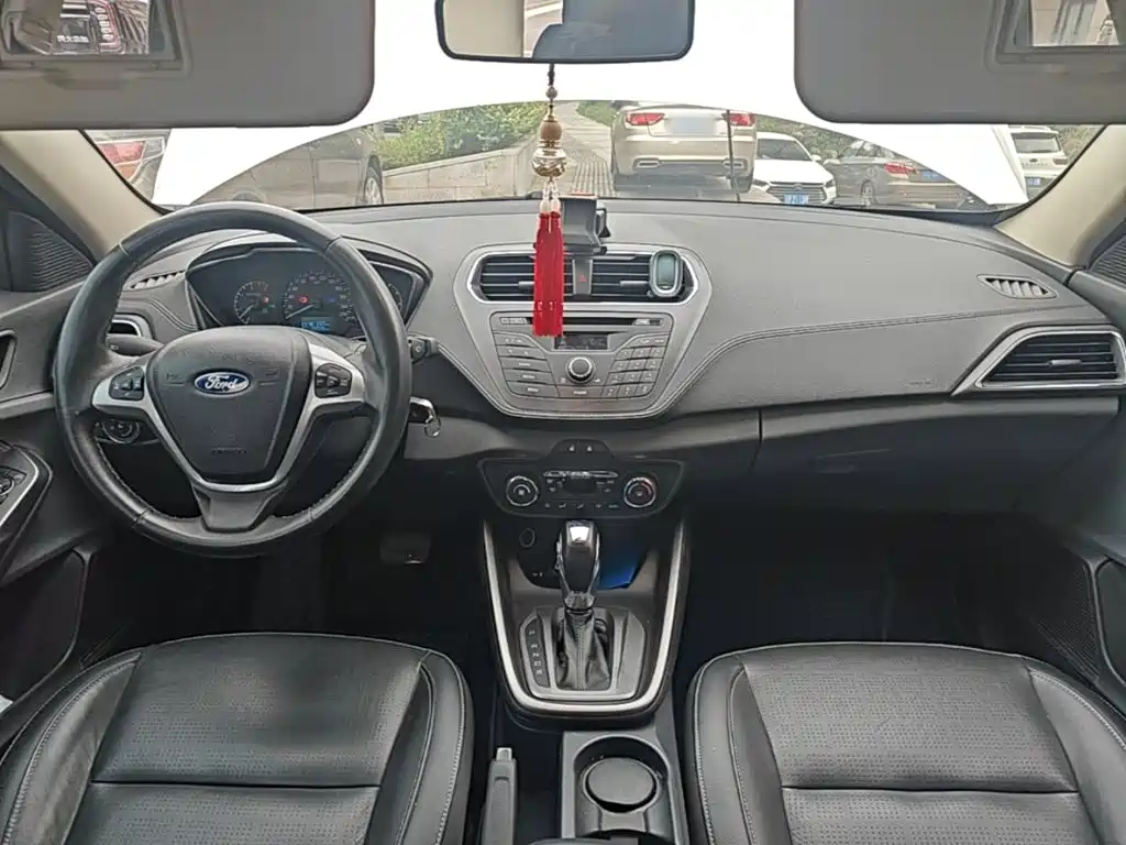 Ford Escort 2015 — фото 10