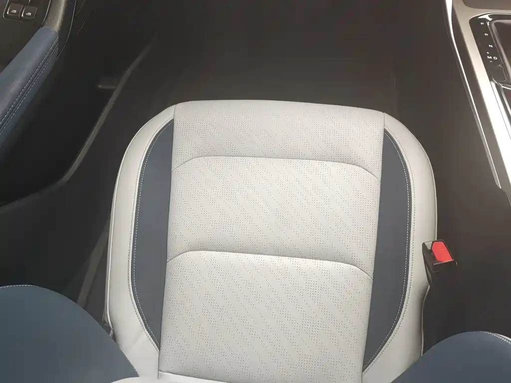 Geely Emgrand 2022