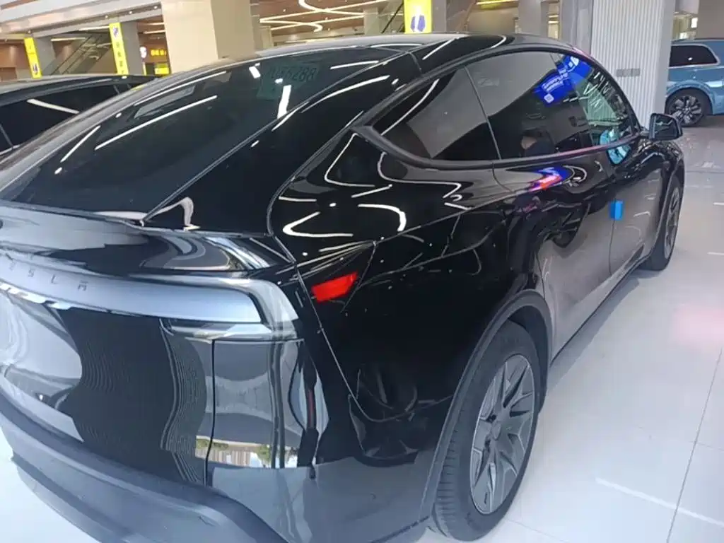 Tesla Model Y L 2026