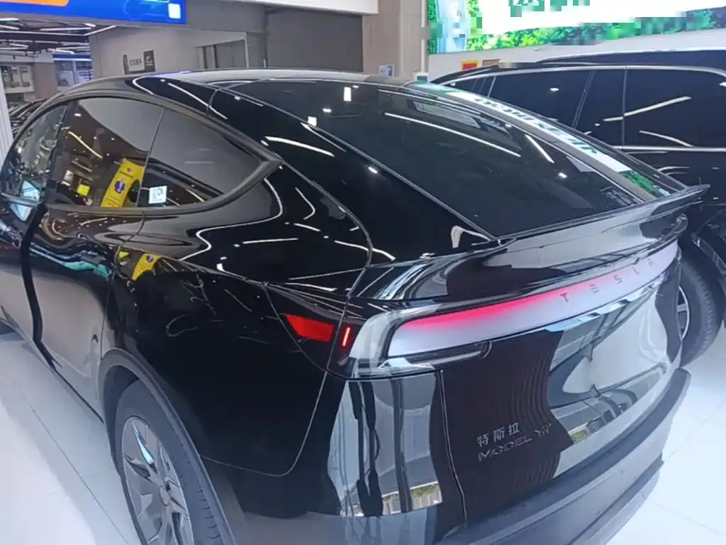 Tesla Model Y L 2026