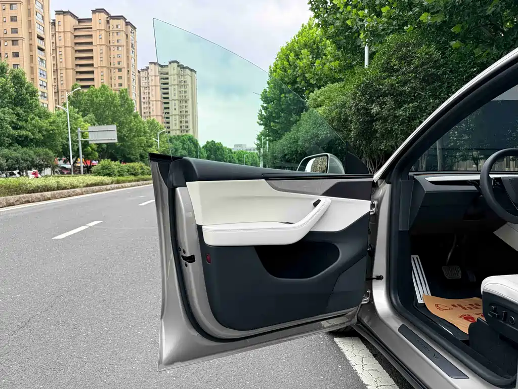 Tesla Model Y L 2026