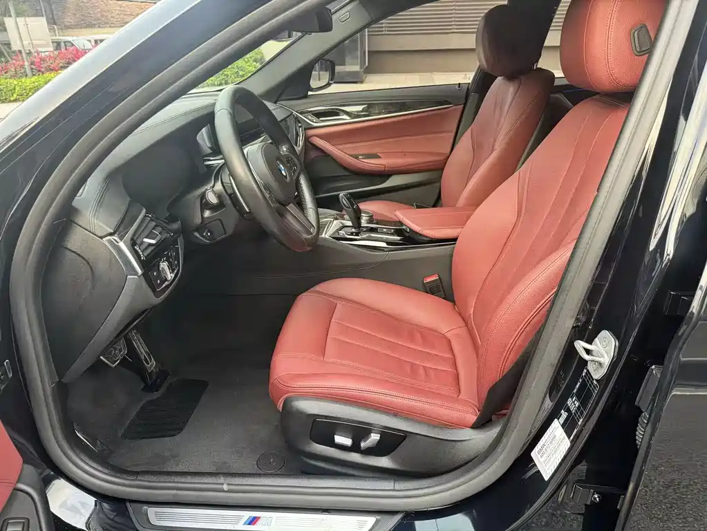 BMW 5 Series 2019 — фото 10