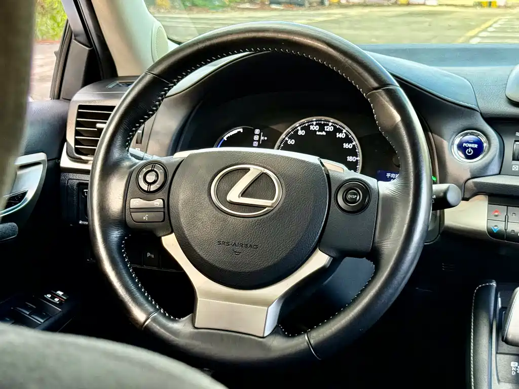 Lexus CT 2017 — фото 15