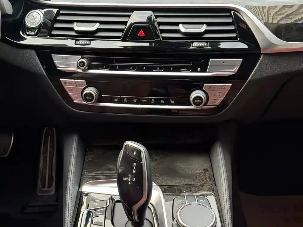 BMW 5 Series 2019 — фото 12