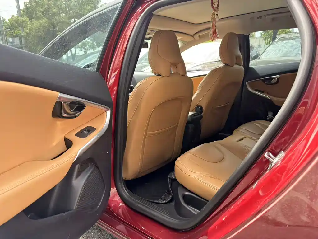 Volvo V40 2018 — фото 12