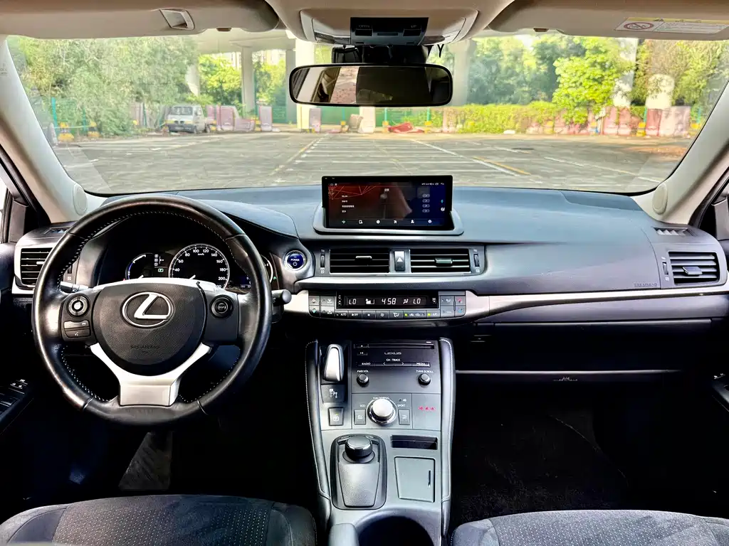 Lexus CT 2017 — фото 13