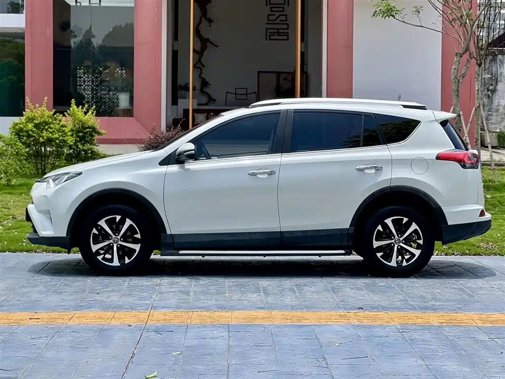 Toyota RAV4 2017 — фото 3