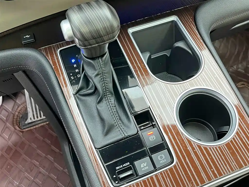 Toyota Granvia 2023 — фото 13