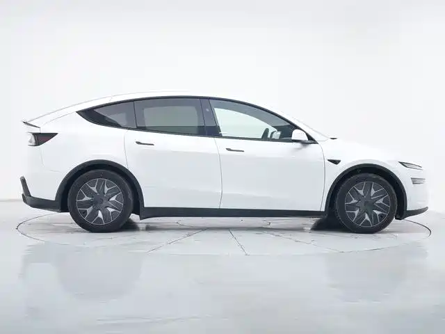 Tesla Model Y L 2026 — фото 8