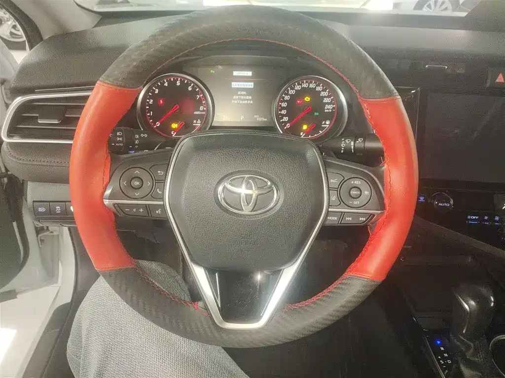 Toyota Camry 2018 — фото 11