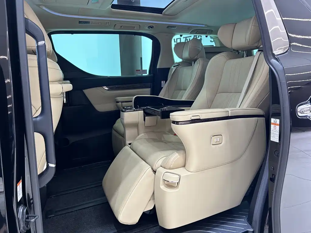 Toyota Alphard 2021 — фото 18
